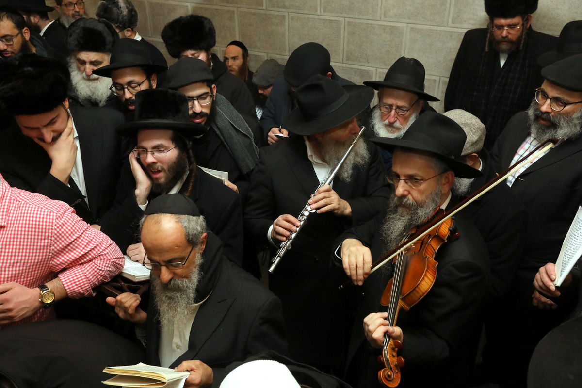 אלפים בציונו של בעל התניא בהאדיטש • צפו