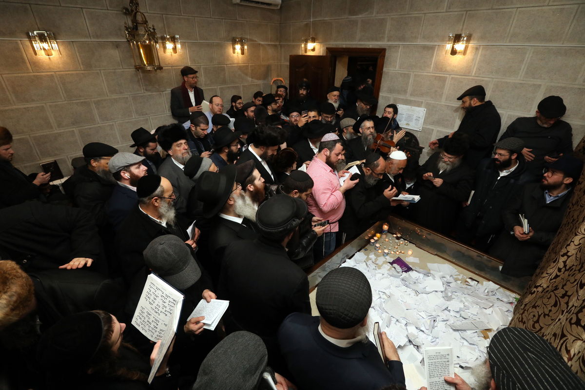 אלפים בציונו של בעל התניא בהאדיטש • צפו