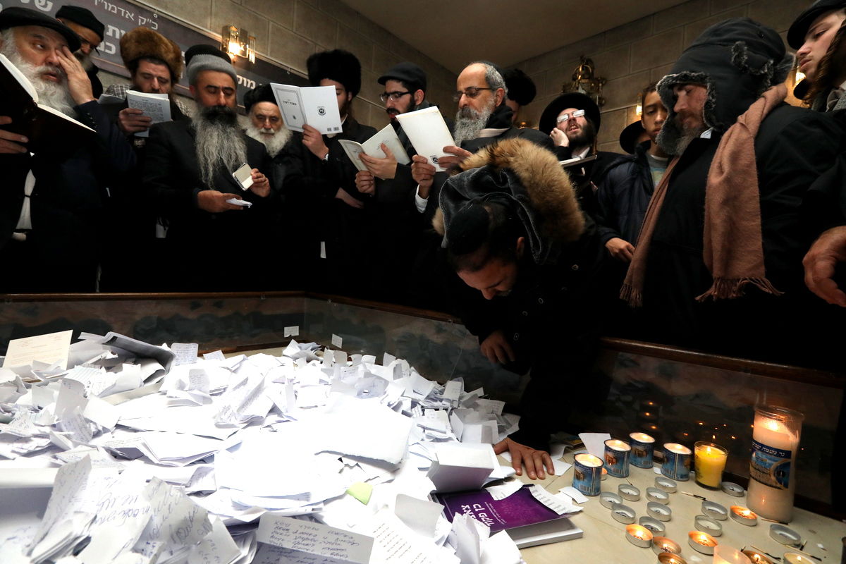 אלפים בציונו של בעל התניא בהאדיטש • צפו