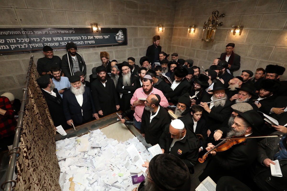 אלפים בציונו של בעל התניא בהאדיטש • צפו