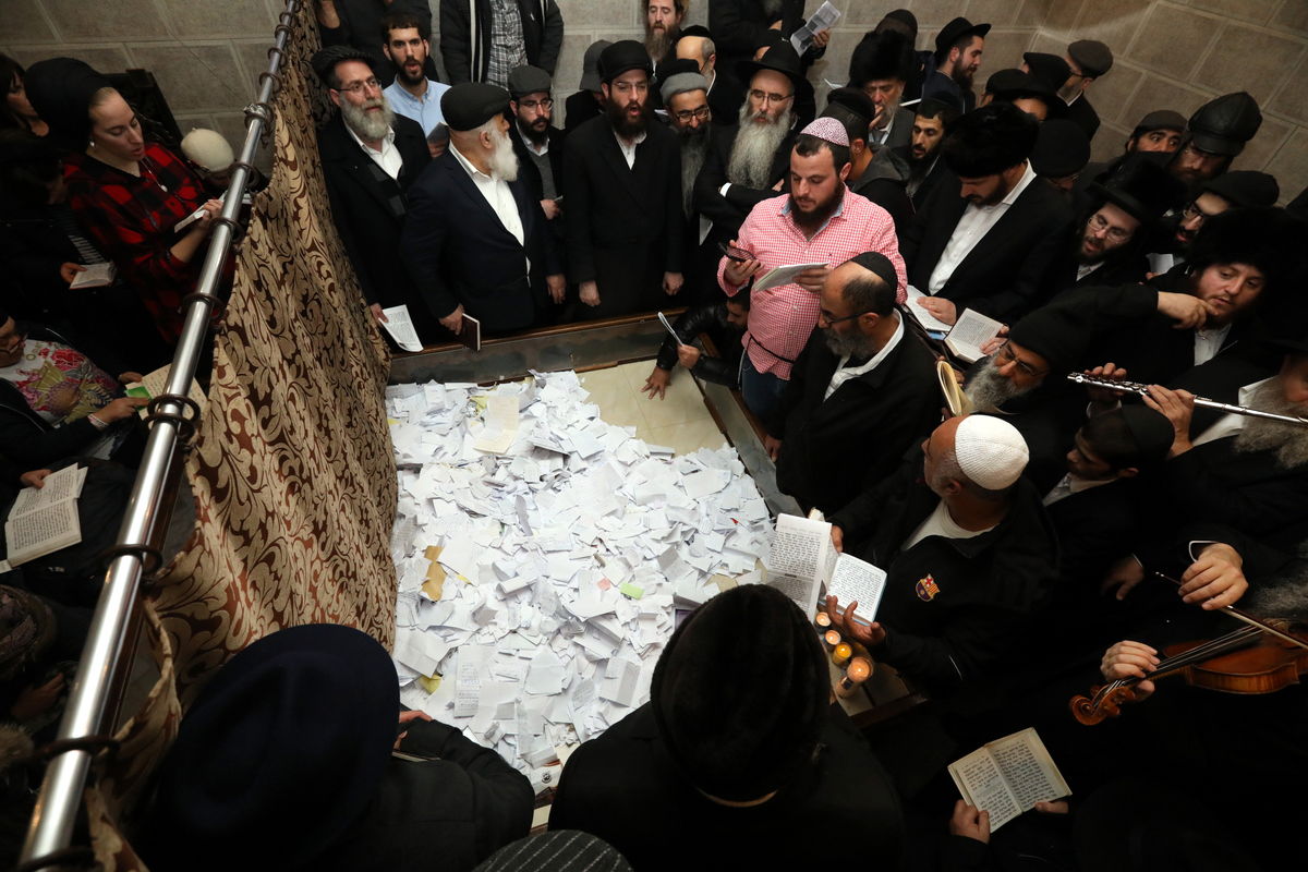 אלפים בציונו של בעל התניא בהאדיטש • צפו