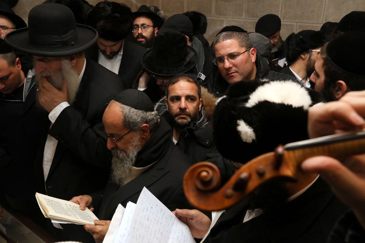 אלפים בציונו של בעל התניא בהאדיטש • צפו