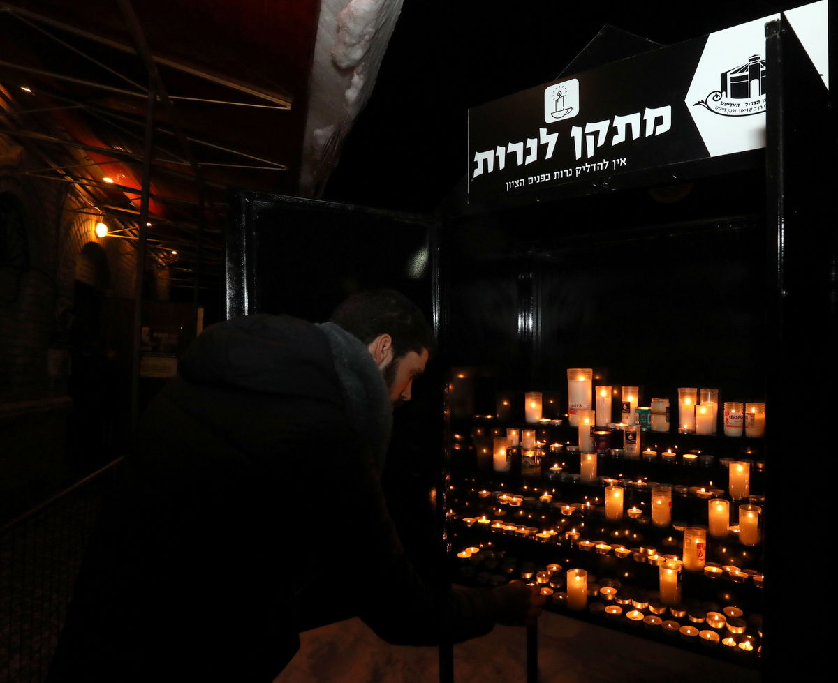 אלפים בציונו של בעל התניא בהאדיטש • צפו