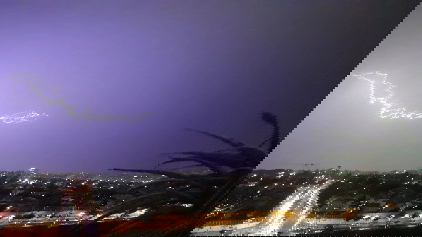 סופת ברקים מטורפת מעל שמי פתח תקווה