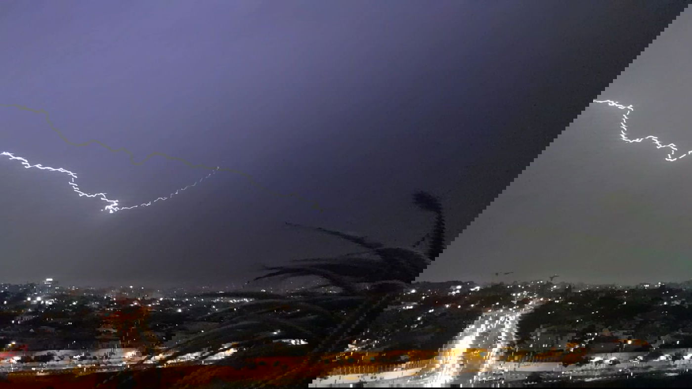 סופת ברקים מטורפת מעל שמי פתח תקווה