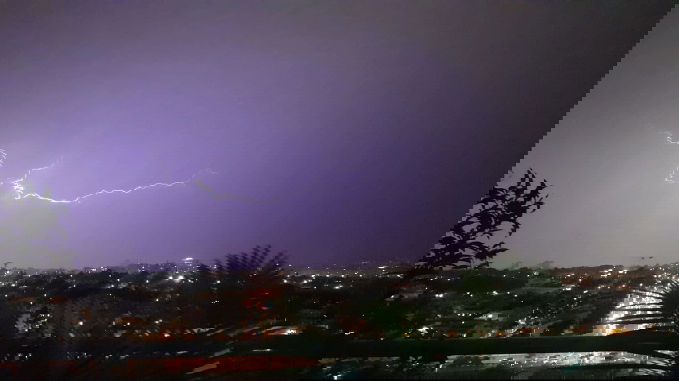 סופת ברקים מטורפת מעל שמי פתח תקווה