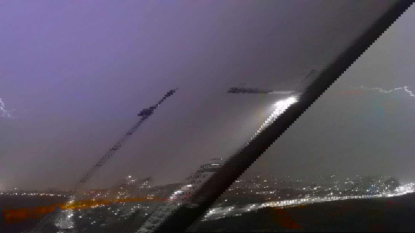 סופת ברקים מטורפת מעל שמי פתח תקווה