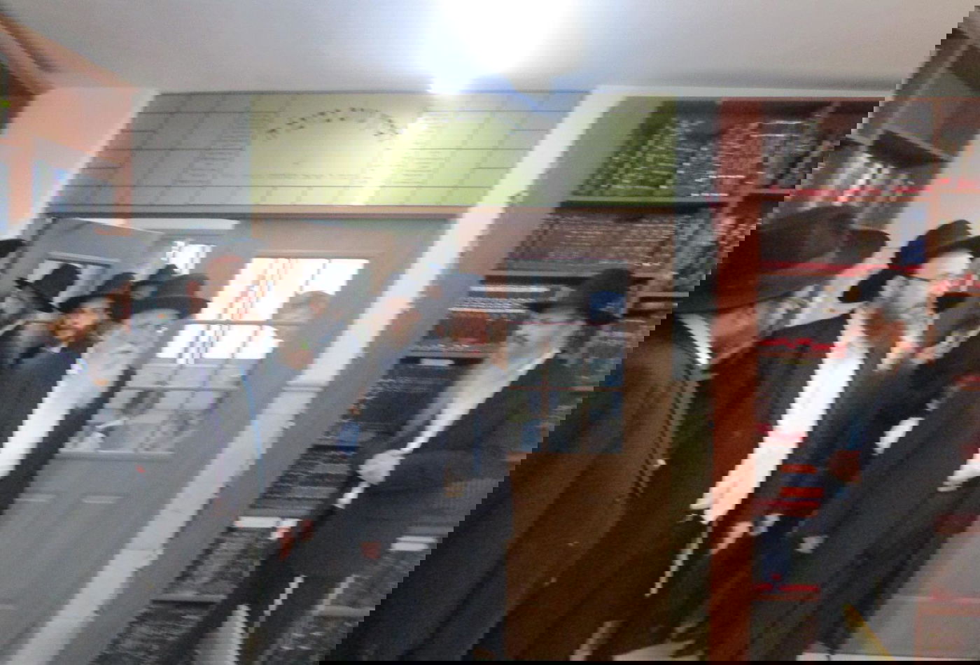 הגאון רבי עזריאל אוירבך בבית הכנסת