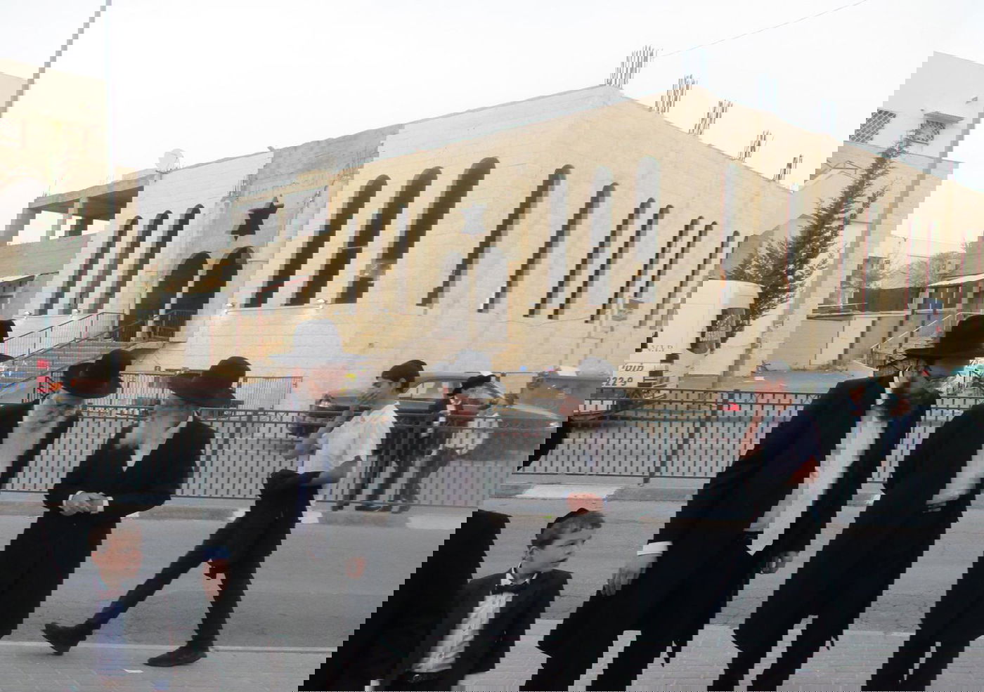 הגאון רבי עזריאל אוירבך בבית הכנסת