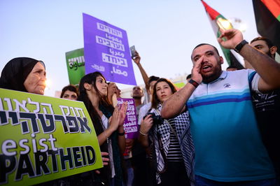 מפגינים עם דגל פלסטין