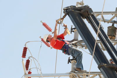 עבודות גובה בביצוע עובד חברת חשמל