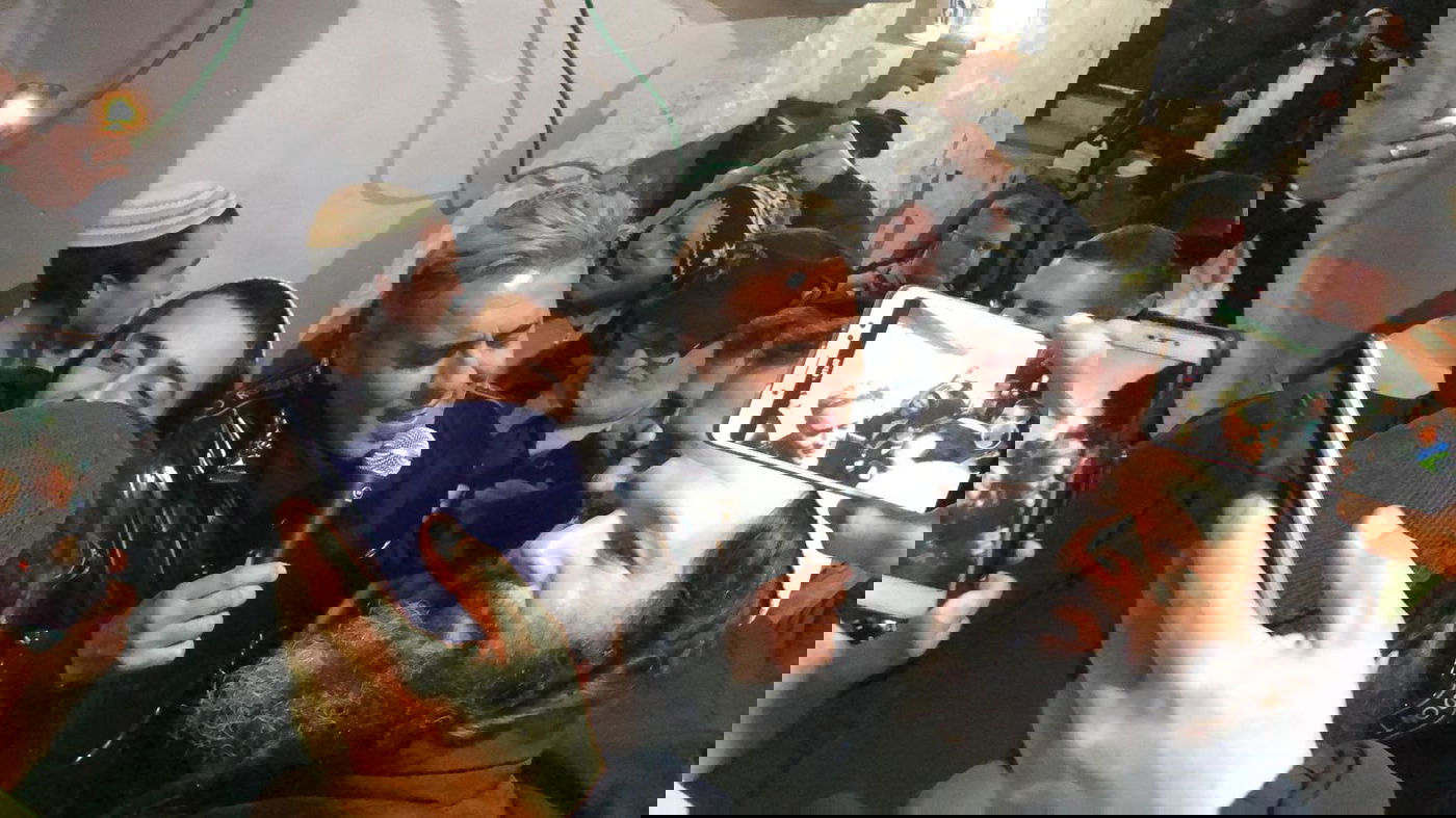 קובי פרץ שר "ואפילו בהסתרה" בקבר יוסף