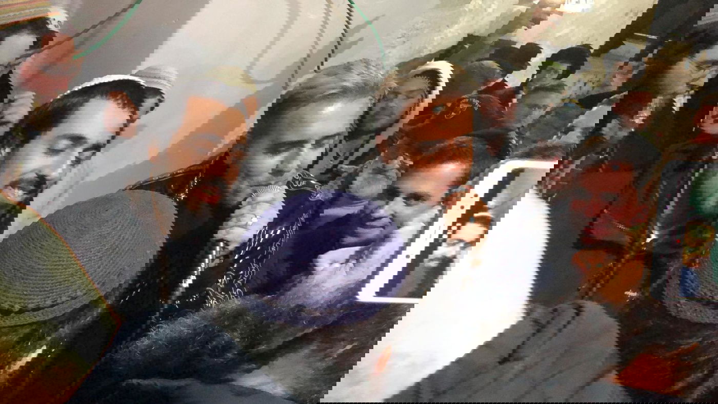 קובי פרץ שר "ואפילו בהסתרה" בקבר יוסף