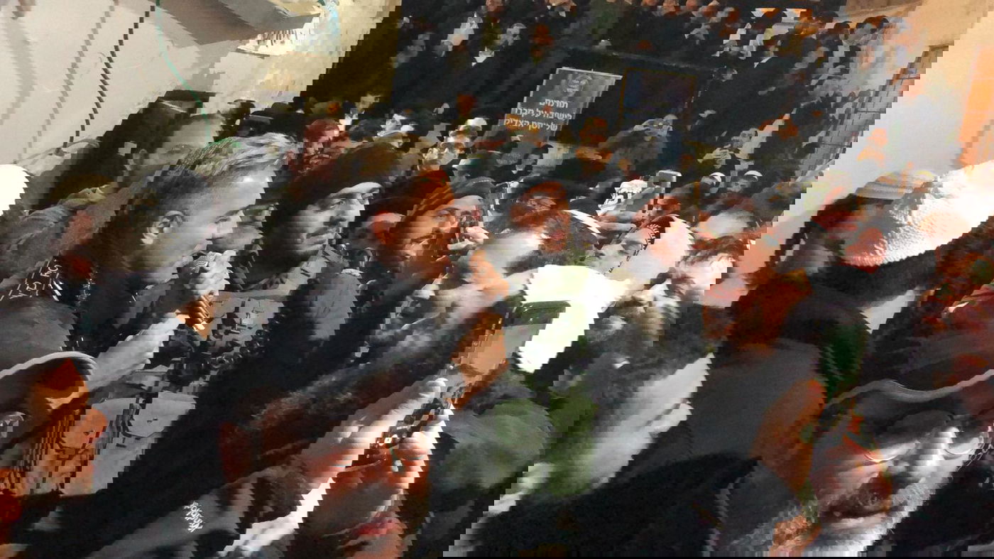 קובי פרץ שר "ואפילו בהסתרה" בקבר יוסף