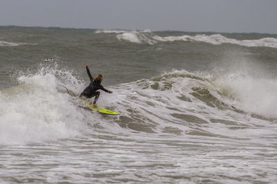 גולשי הגלים בנתניה מנצלים את הרוחות