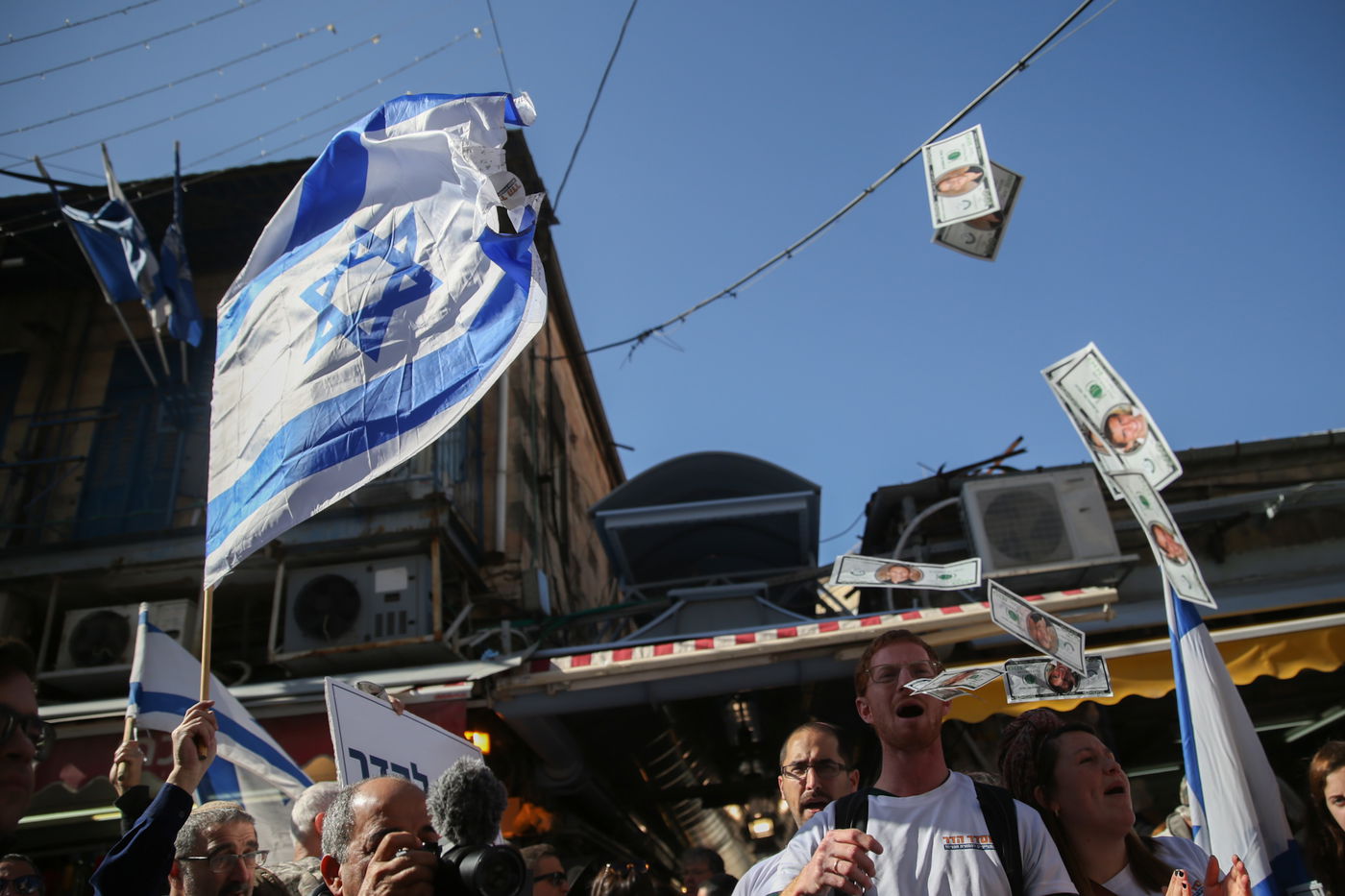 הגולדינים הפגינו בי-ם: לא נותנים מזומנים"