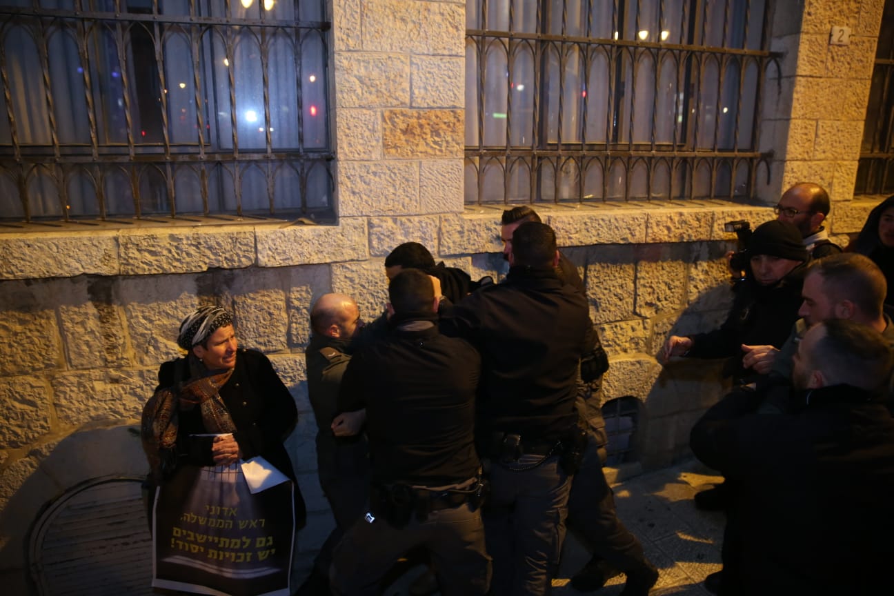 עימותים בין מפגינים לשוטרים בסמוך לבית ראש הממשלה