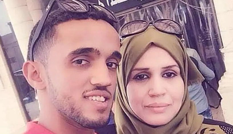 עאישה ראבי, הפלסטינית שנהרגה, עם אחד מילדיה