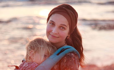 אמהות נהנות יותר: 4 מחקרים המוכיחים זאת