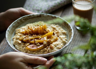 קוואקר עם בננות מקורמלות ושבבי שוקולד