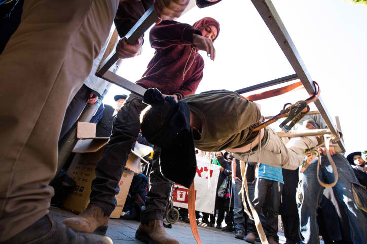 פעילי הימין מדגימים את עינויי השב"כ