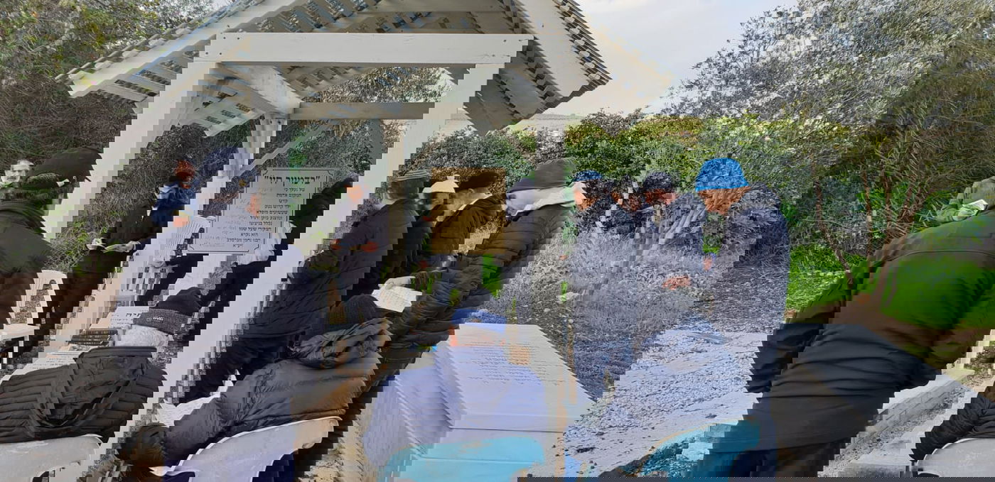 בני המשפחה עלו לקבר הילד שנרצח במגדל