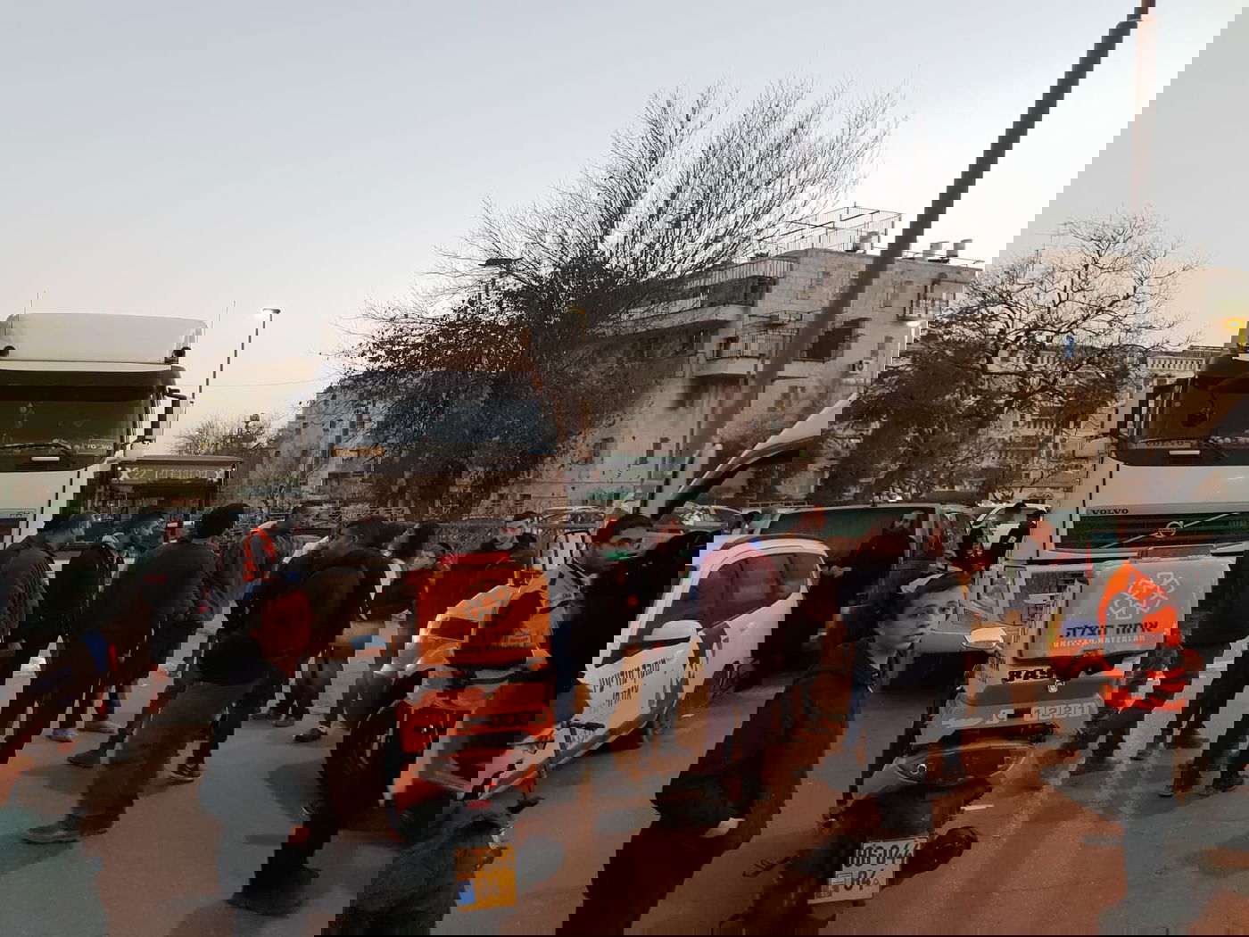 נפגעה ממשאית: אם חרדית נפצעה באורח קשה