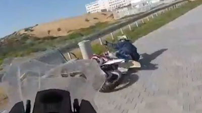 תיעוד: נמלט, עולה על מדרכה, מועד ונעצר