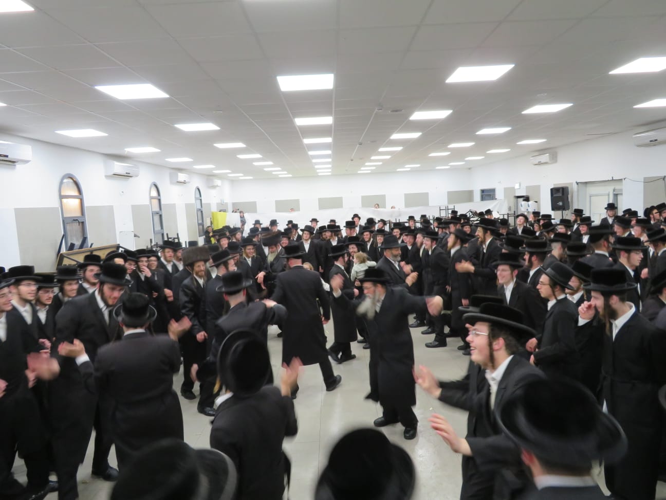 הבחור בן ציון ברנדויין בן ה-19 סיים את הש"ס • צפו