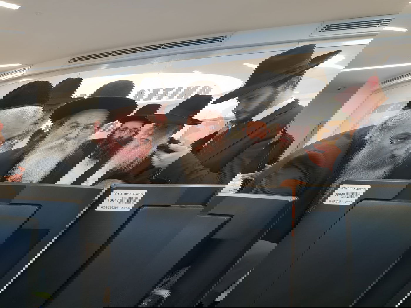 הרב שריאל רוזנברג והרב אריה דביר בוחנים את המערכות מקרוב