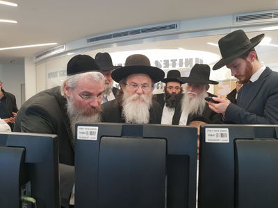 הרב שריאל רוזנברג  והרב אריה דביר בוחנים את המערכות מקרוב