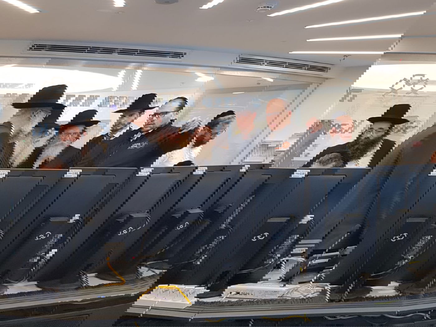 חברי ועדת הרבנים ביקרו ודנו בשאלות הלכתיות שעלו על הפרק