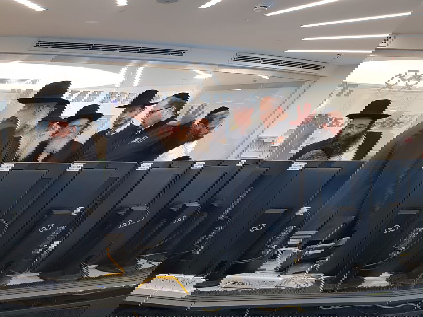 חברי ועדת הרבנים ביקרו ודנו בשאלות הלכתיות שעלו על הפרק