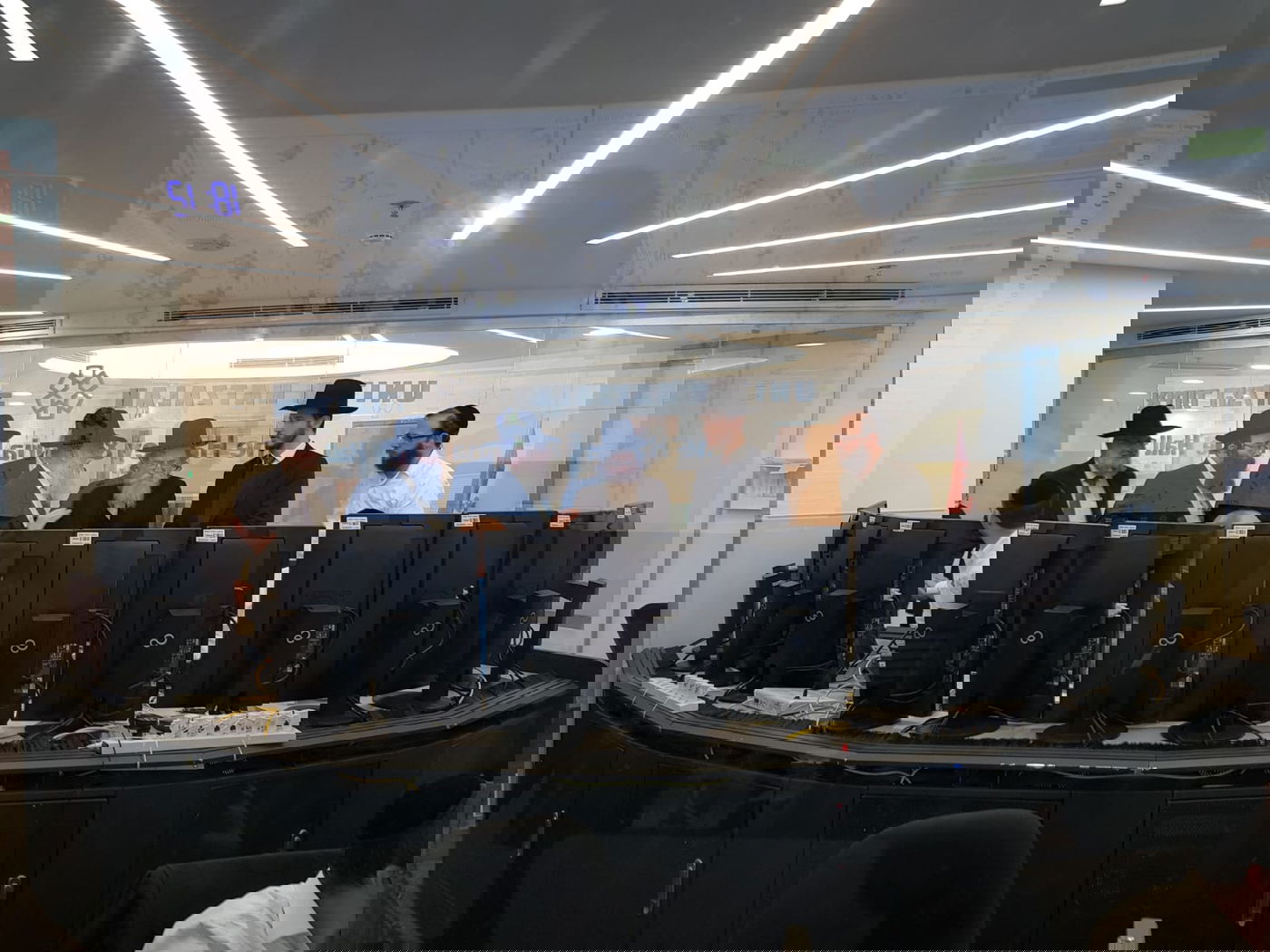 חברי ועדת הרבנים ביקרו ודנו בשאלות הלכתיות שעלו על הפרק