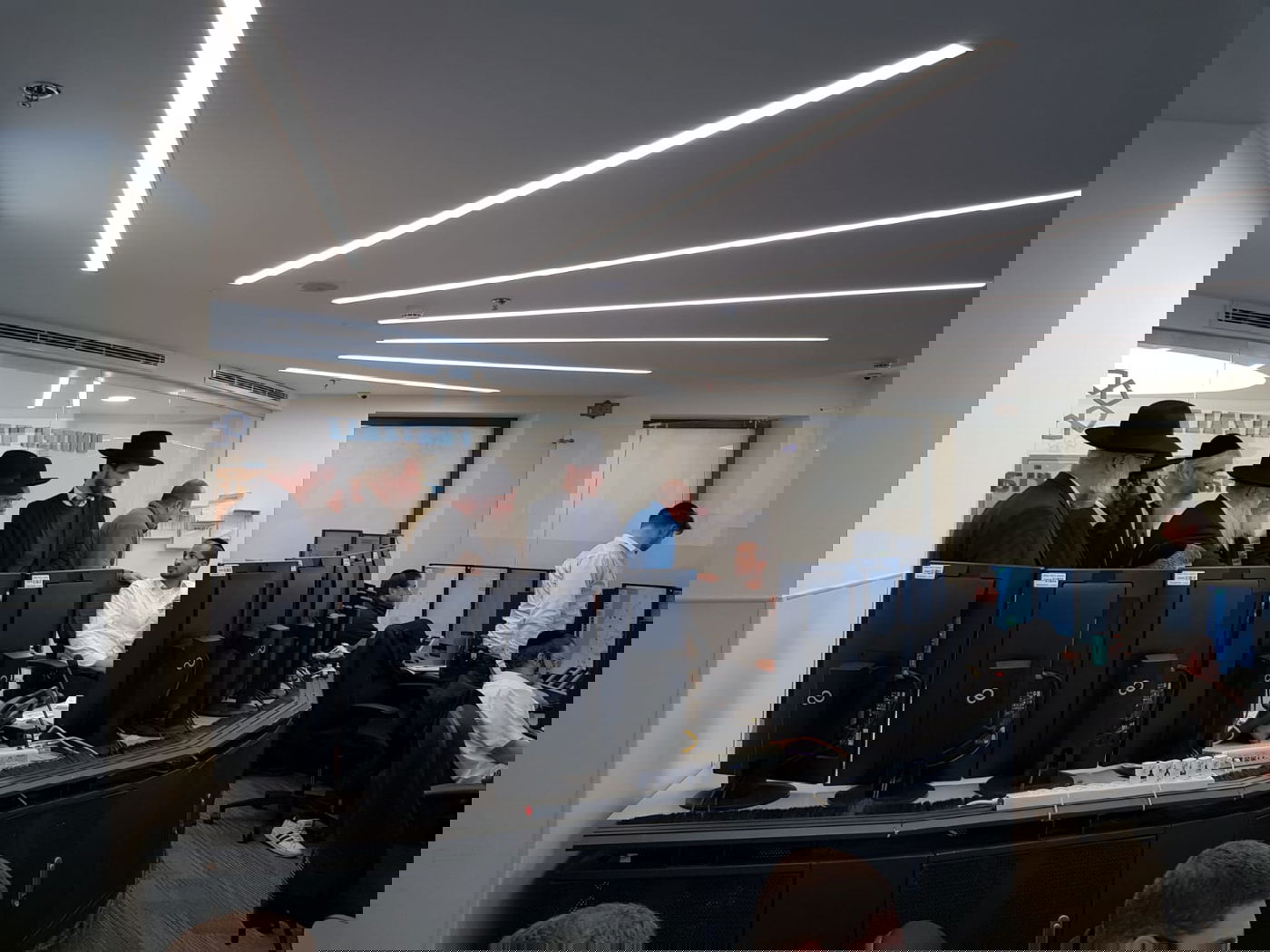 חברי ועדת הרבנים ביקרו ודנו בשאלות הלכתיות שעלו על הפרק