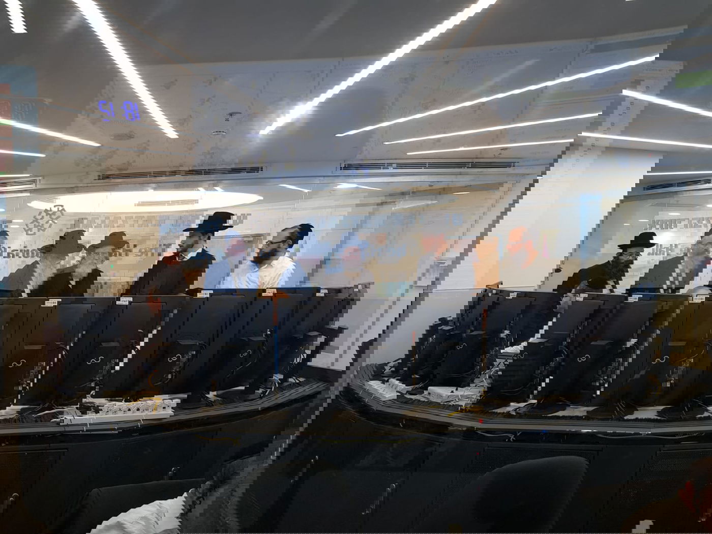 חברי ועדת הרבנים ביקרו ודנו בשאלות הלכתיות שעלו על הפרק