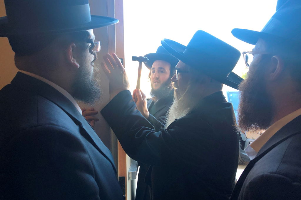 האדמו"ר מסאטמר קבע מזוזה בבית חב"ד