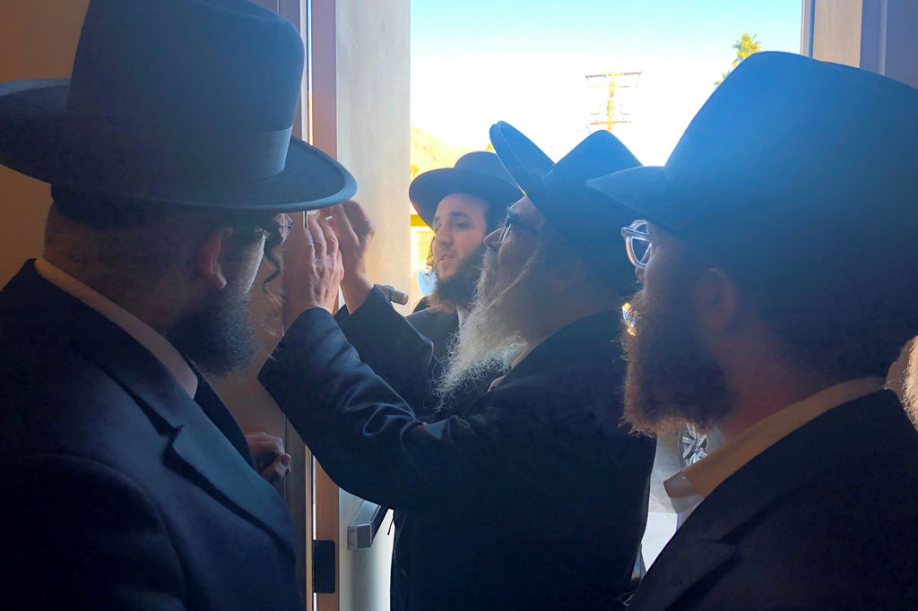 האדמו"ר מסאטמר קבע מזוזה בבית חב"ד