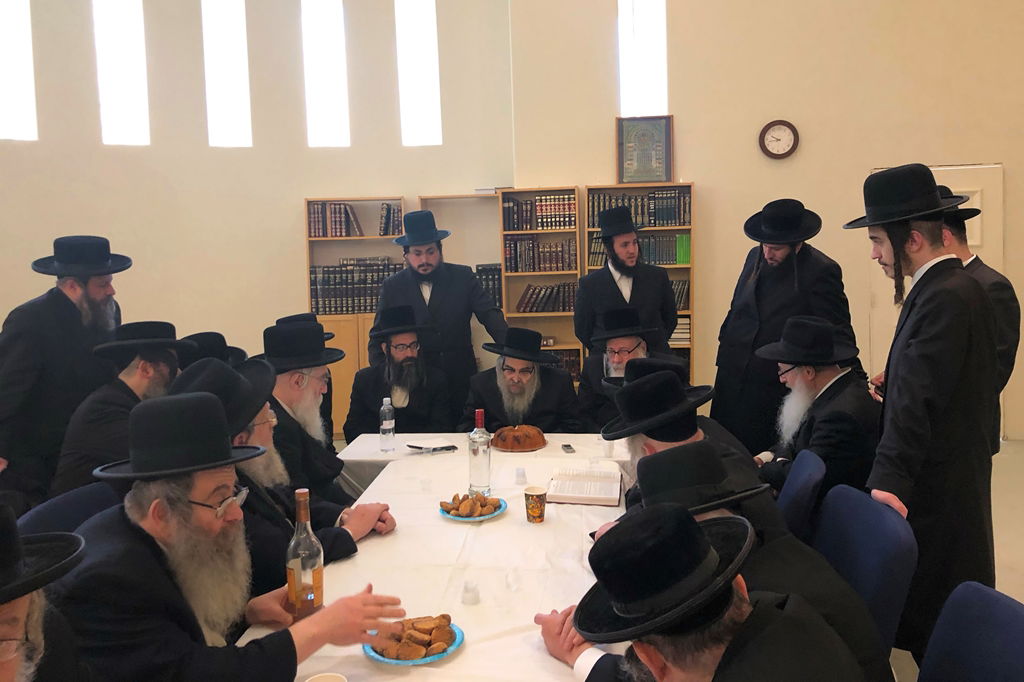 האדמו"ר מסאטמר קבע מזוזה בבית חב"ד