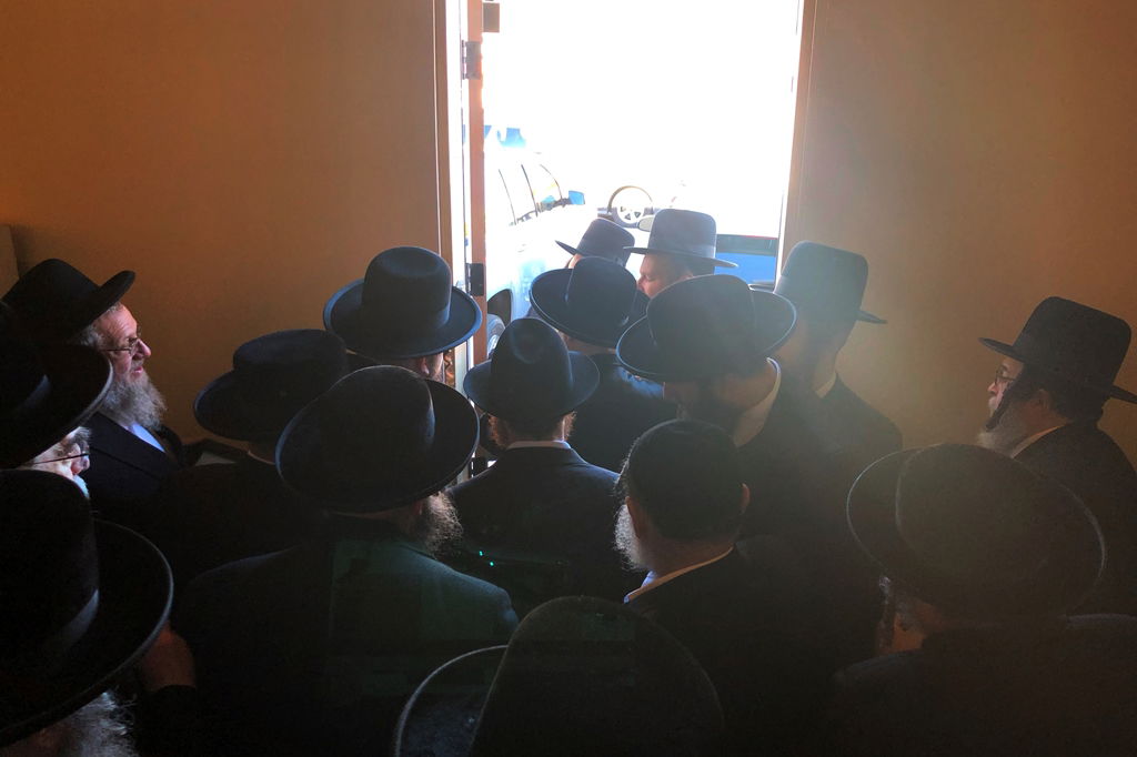 האדמו"ר מסאטמר קבע מזוזה בבית חב"ד