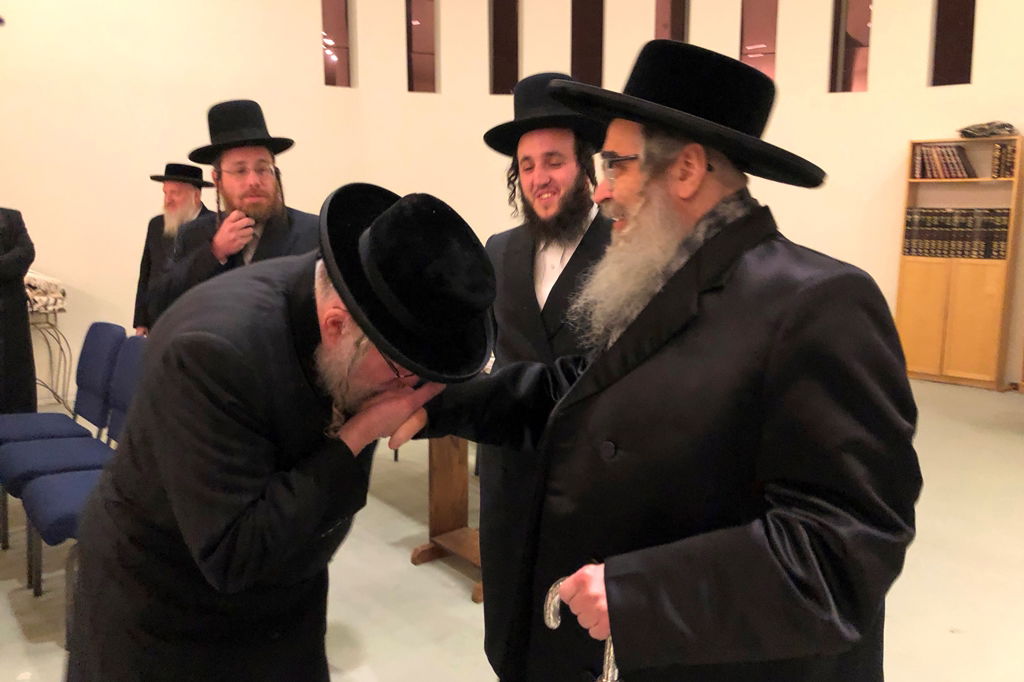 האדמו"ר מסאטמר קבע מזוזה בבית חב"ד