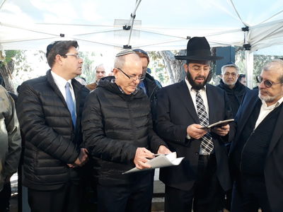 לווית משה ארנס בנוכחות אח"מים נוהלה בידי רבה של סביון