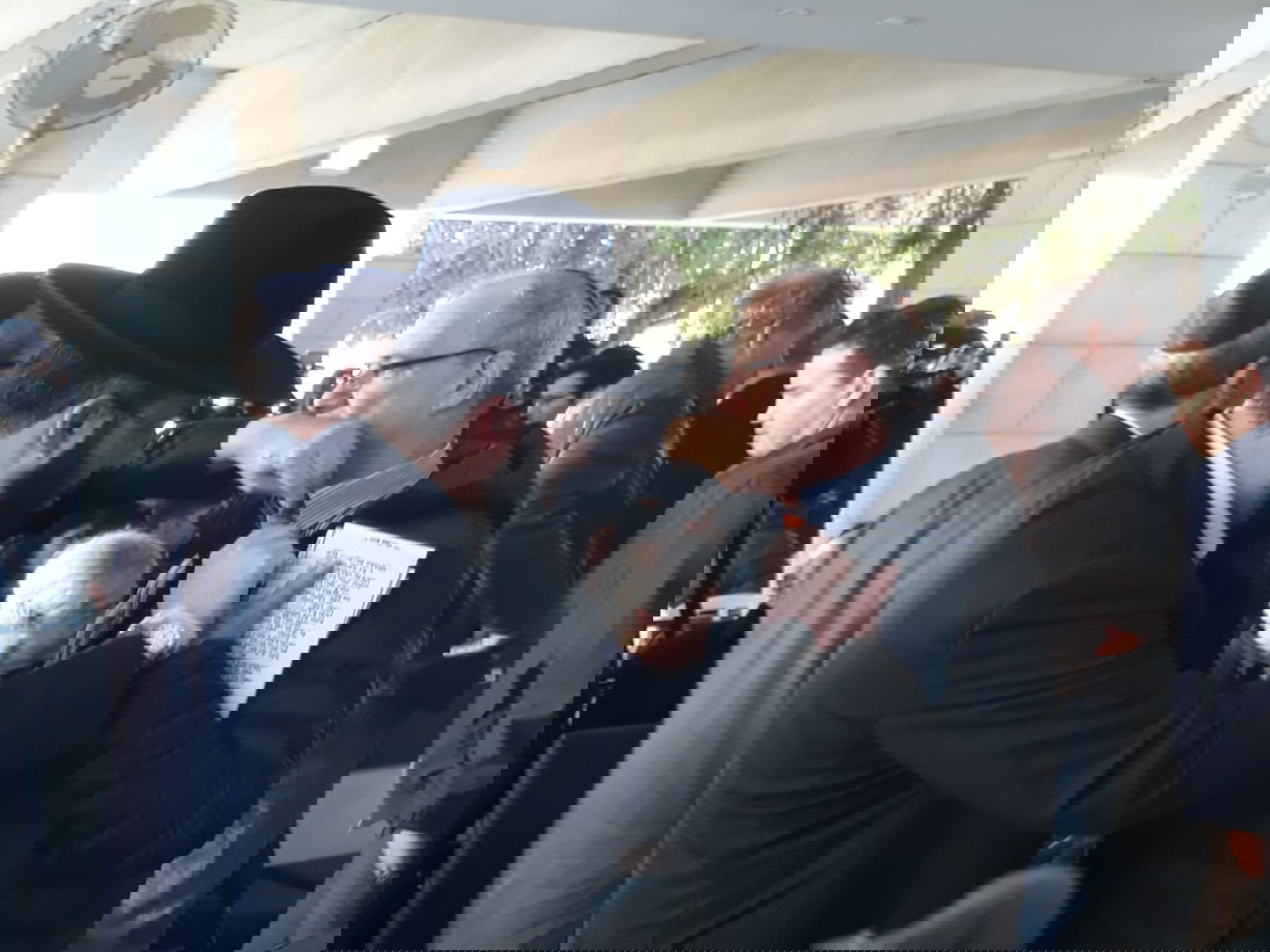 הרב מבצע קריעה בדש בגדו של הבן