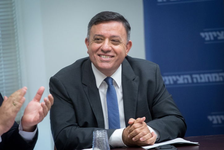 אבי גבאי בפירגון משעשע לזמרים החרדים