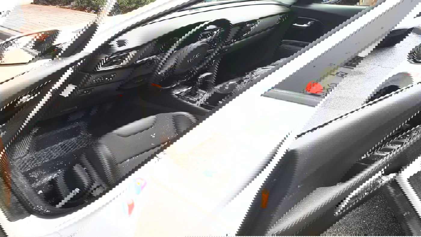 הרכב עם השמשה המנופצת