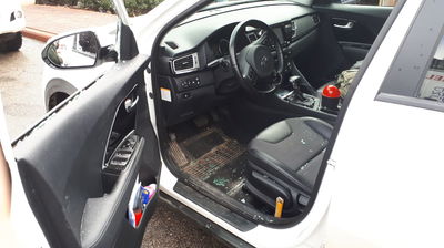 הרכב עם השמשה המנופצת