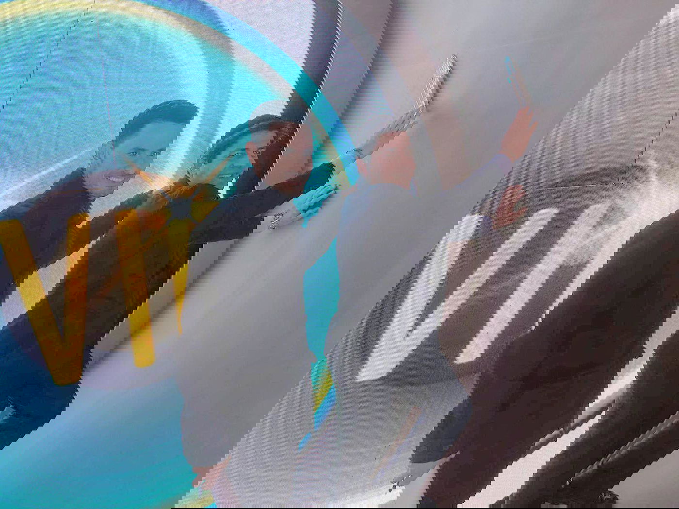 רב הסלבס בקביעת מזוזה בבית האח הגדול