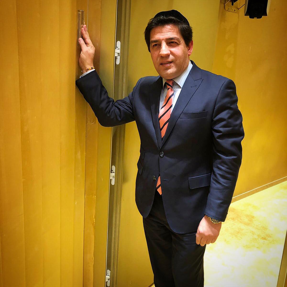 רב הסלבס בקביעת מזוזה בבית האח הגדול