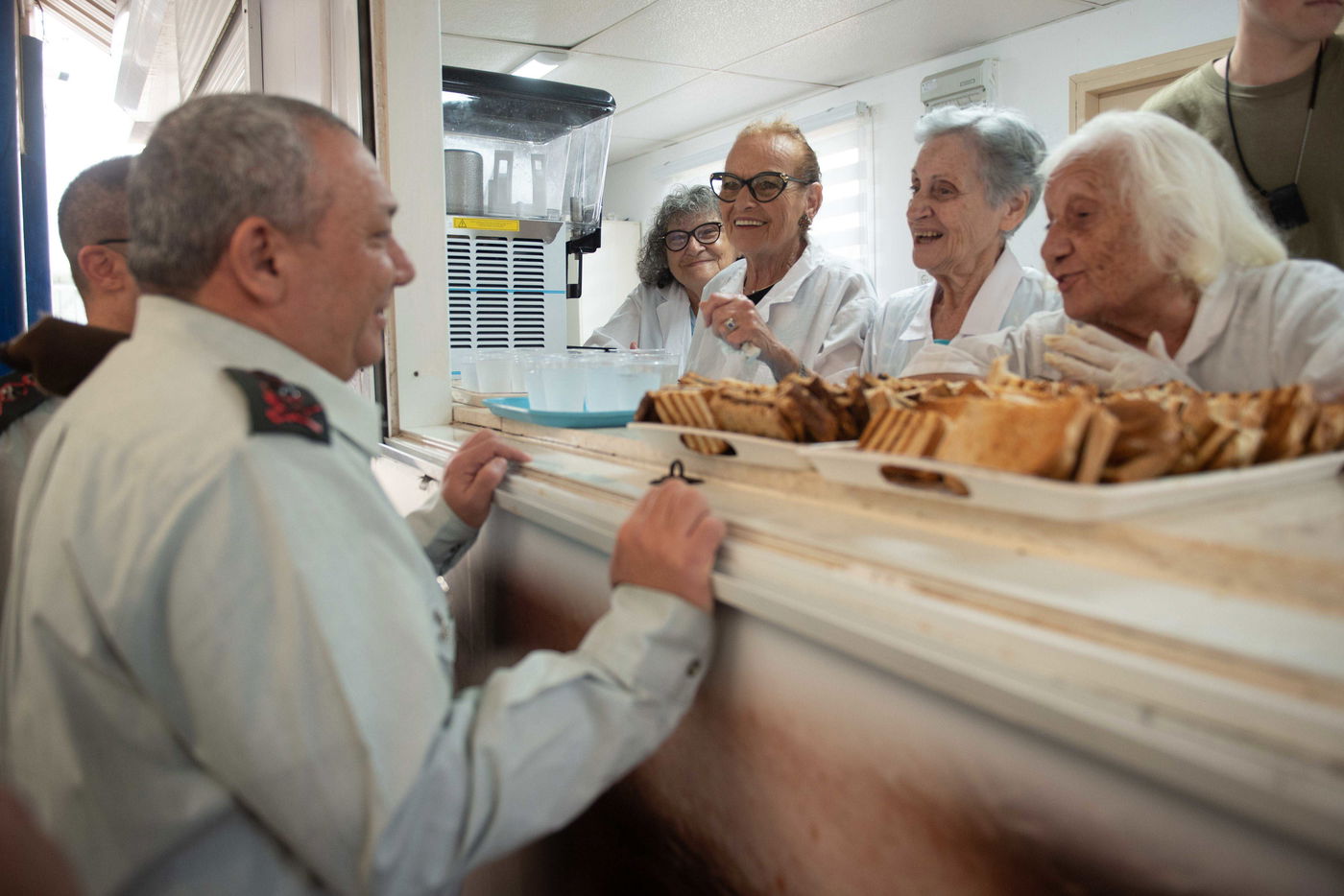 הרמטכ"ל עם הדודות של הרמטכ"ל "יחד למען החייל"- האגודה למען החייל קרן לב"י