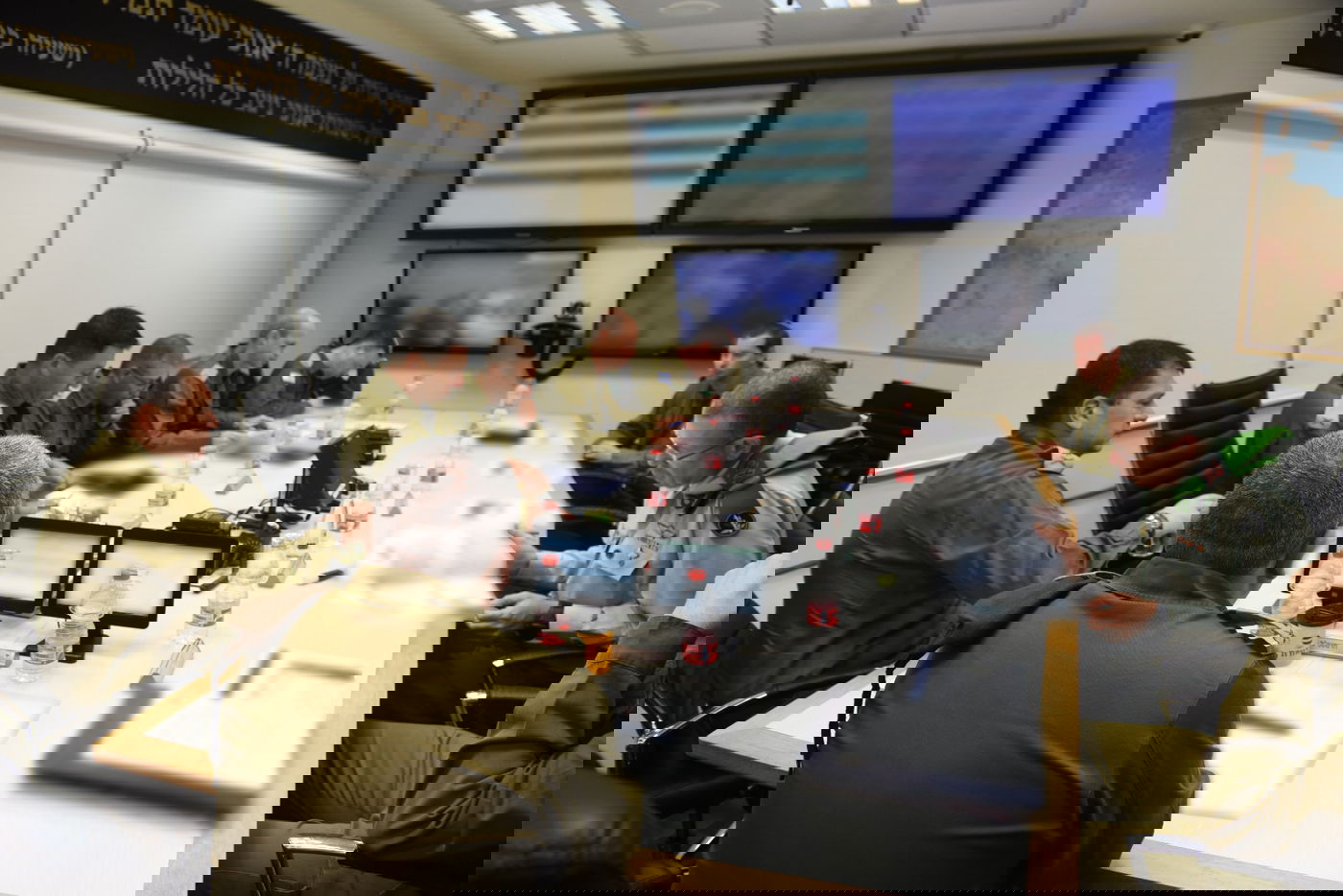 הרמטכ"ל במהלך התייעצות מבצעית